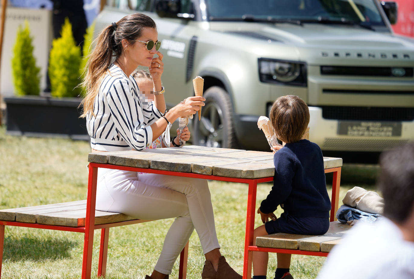 Malena Costa y Mario Suárez con sus hijos, Matilda y Mario