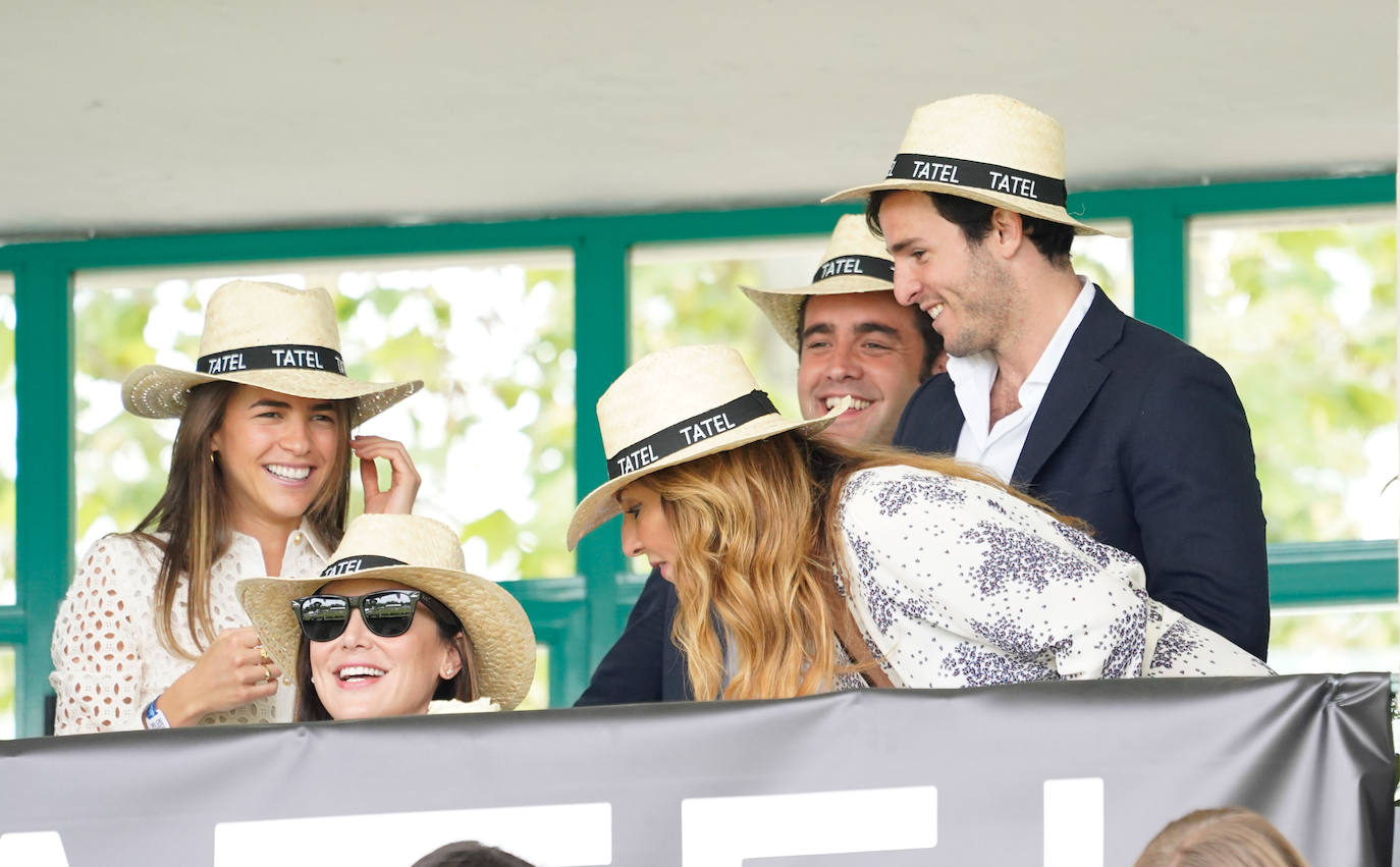 Tamara Falcó, Iñigo Onieva, su madre Carolina Molas y el marido de esta, José Ignacio de Guadamillas