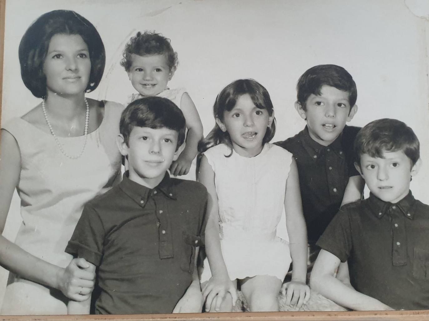 "En esa foto estamos todos los hermanos con mi madre. Yo soy la pequeña".