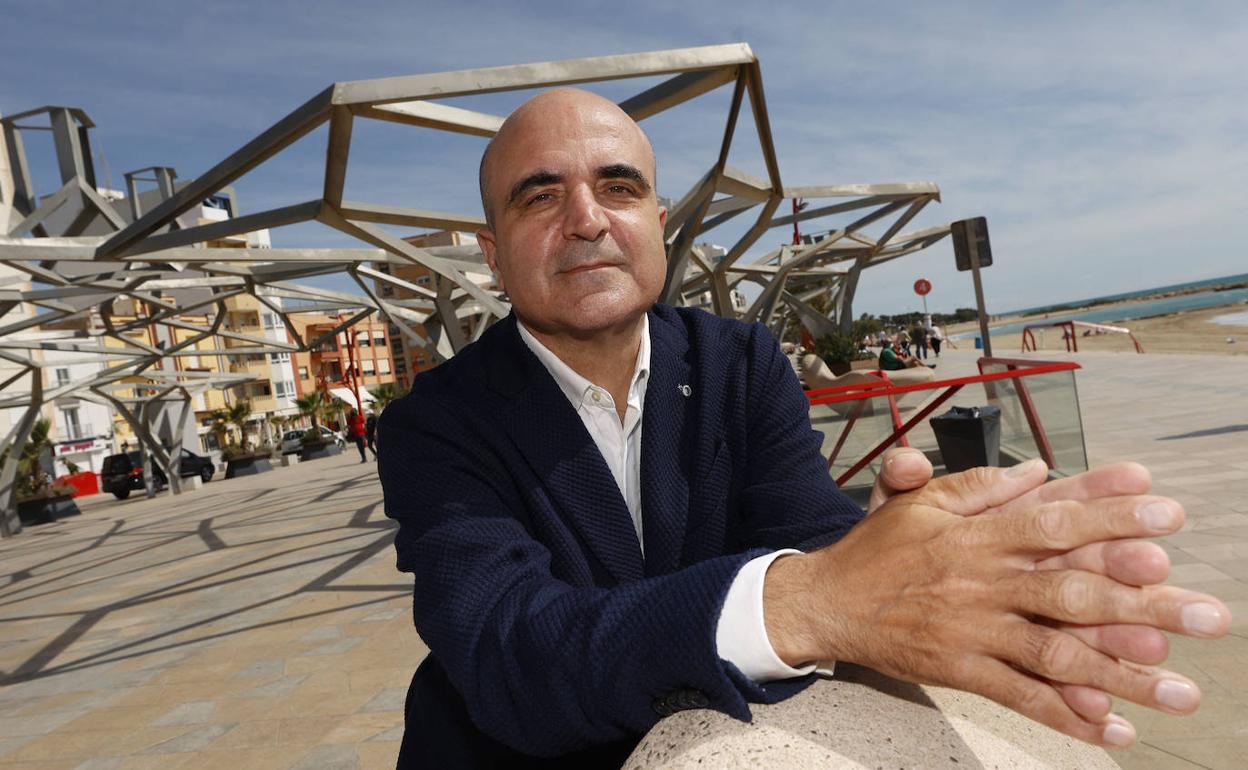 Vicente Guallart, en el paseo marítimo de Vinaròs, un espacio que diseñó el arquitecto valenciano y donde ahora reside.