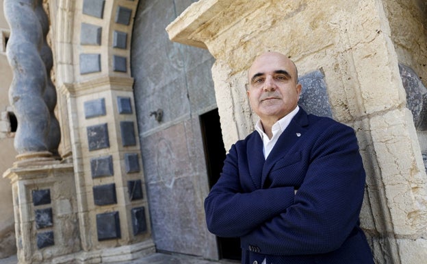 Guallart, en la fachada de la iglesia arciprestal de Vinaròs.