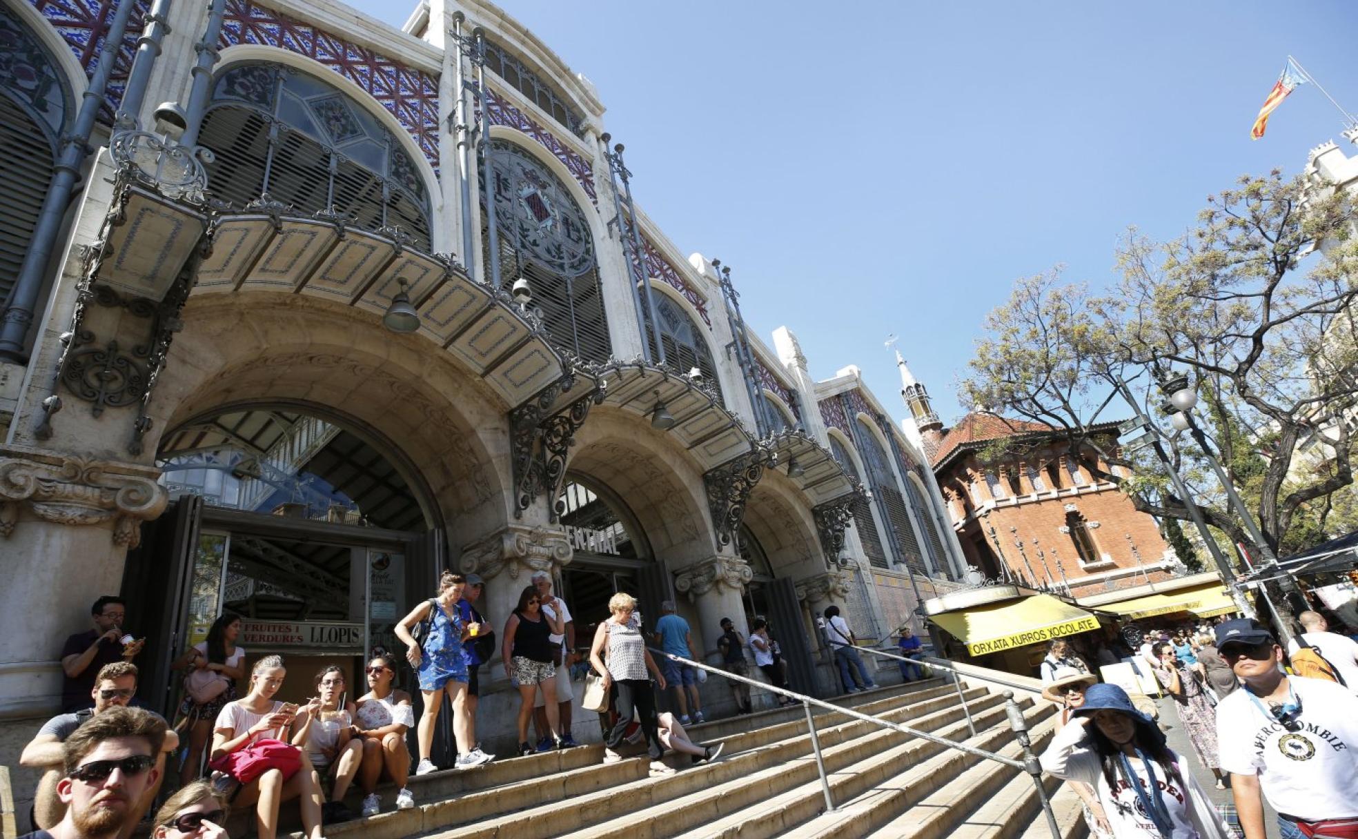 Imagen reciente de las escaleras y la fachada principal del Mercado Central.