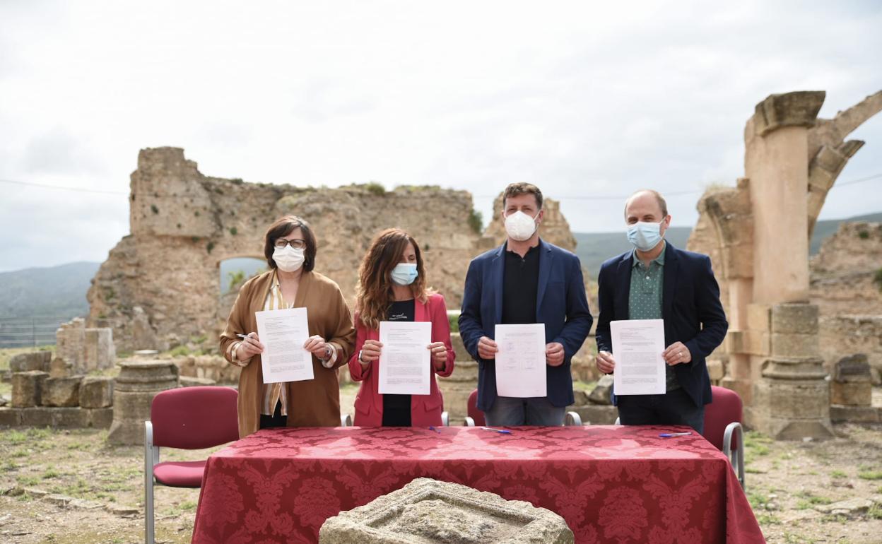 Los alcaldes de Vallada, Montesa, la Font de la Figuera y Moixent firman las alegaciones contra las torres eléctricas. 