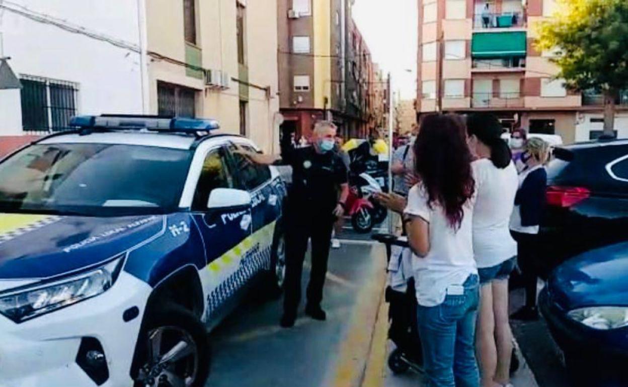 Los aplausos de los ciudadanos a los agentes. 