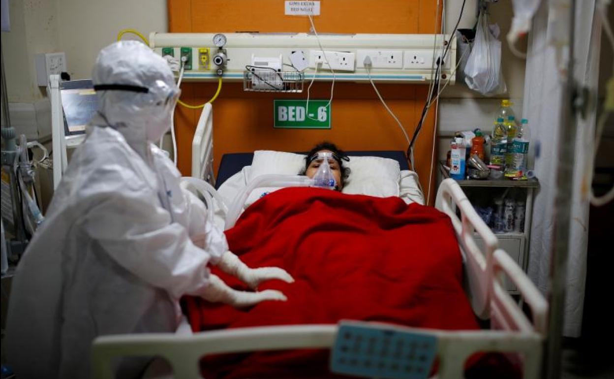 Una paciente de coronavirus en un hospital de Nueva Delhi, India.