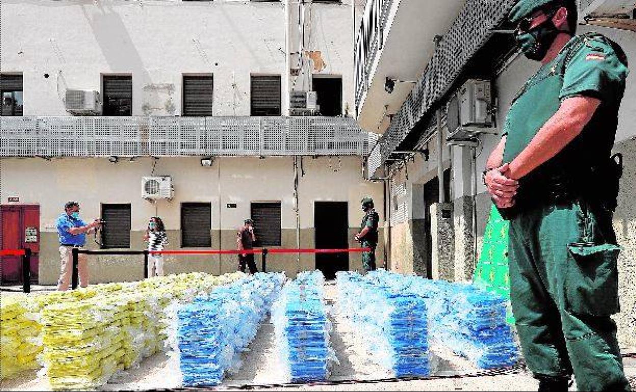 Paquetes de cocaína confiscados en una operación antidroga en el puerto. 