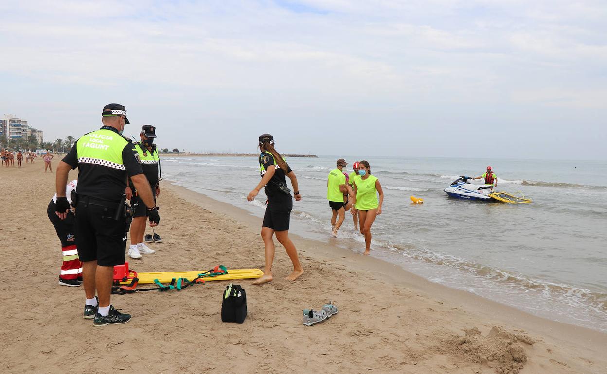 Socorristas en la playa de Sagunto. 