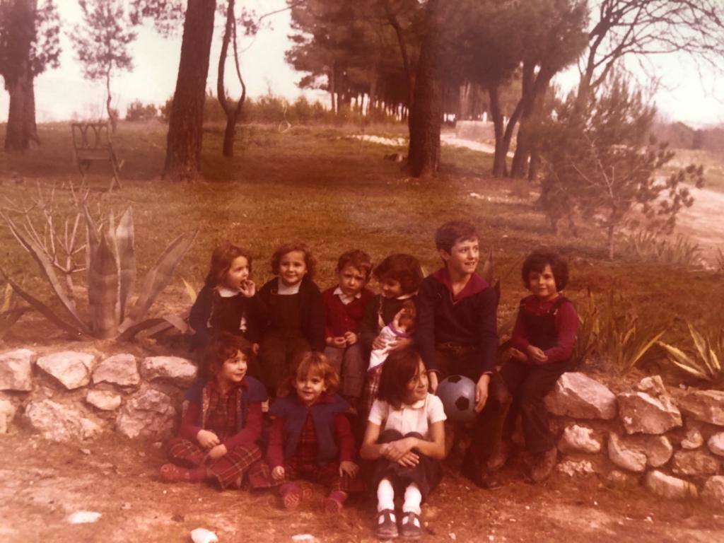 "En el campo con mis primos. Éramos muchos y lo disfrutábamos. La foto está hecha en Fontanares".