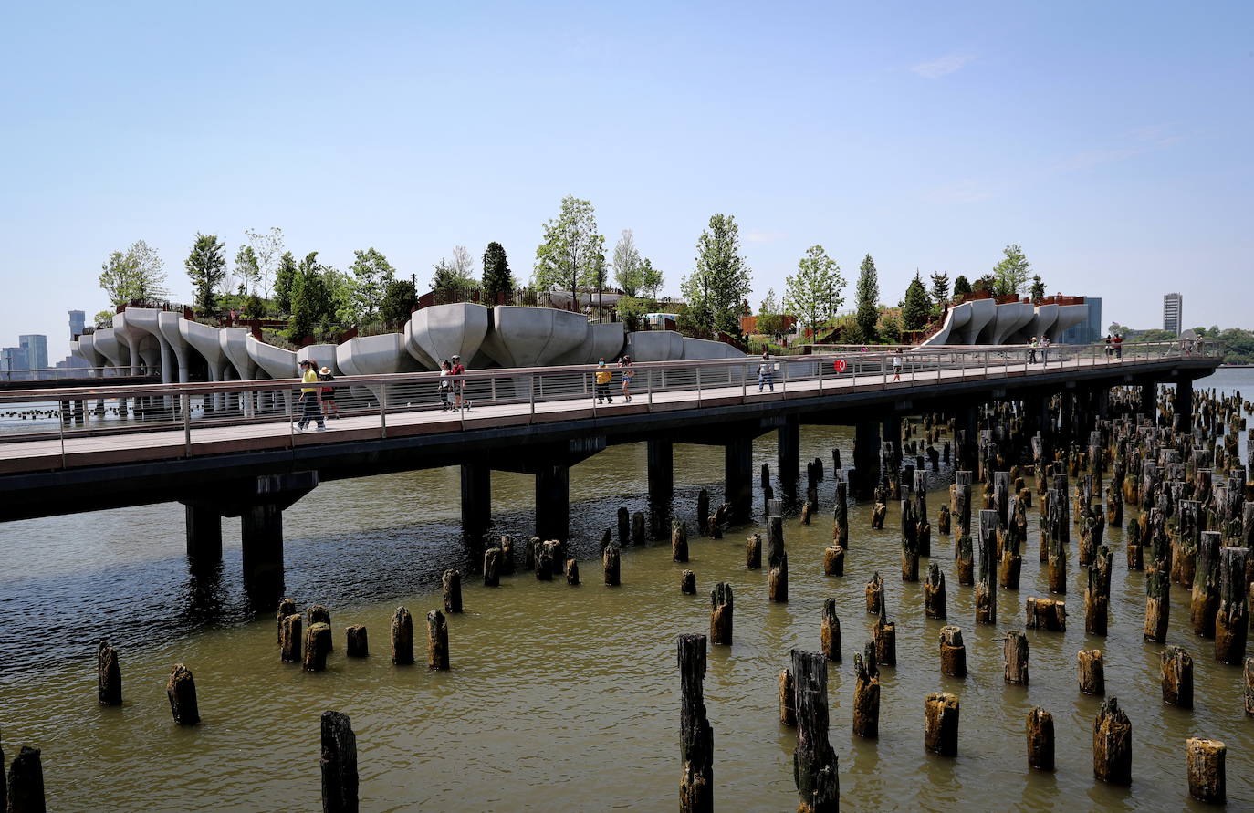 Sobre 132 enormes tulipanes de cemento sostenidos por pilares a orillas del río Hudson levita 'Little Island' (Pequeña Isla), un nuevo parque público flotante de 260 millones de dólares inaugurado el pasado viernes en Nueva York para deleite de la población, tras más de un año de pandemia. 