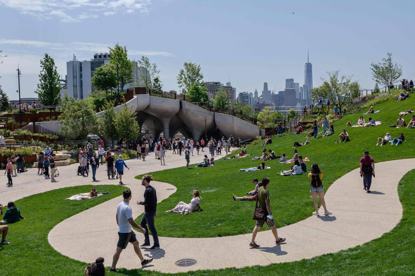 Sobre 132 enormes tulipanes de cemento sostenidos por pilares a orillas del río Hudson levita 'Little Island' (Pequeña Isla), un nuevo parque público flotante de 260 millones de dólares inaugurado el pasado viernes en Nueva York para deleite de la población, tras más de un año de pandemia. 