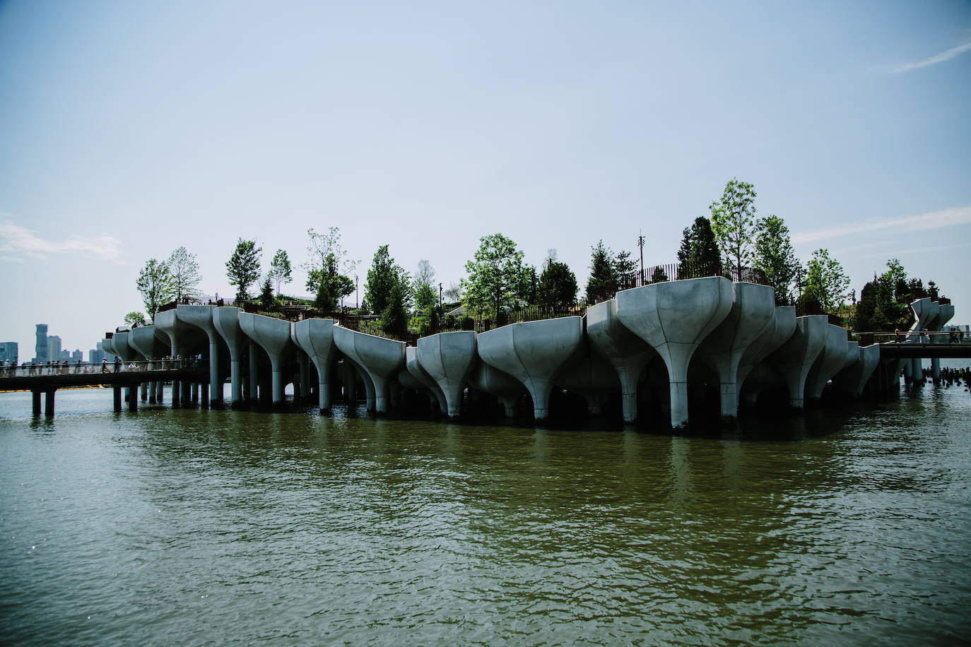 Sobre 132 enormes tulipanes de cemento sostenidos por pilares a orillas del río Hudson levita 'Little Island' (Pequeña Isla), un nuevo parque público flotante de 260 millones de dólares inaugurado el pasado viernes en Nueva York para deleite de la población, tras más de un año de pandemia. 