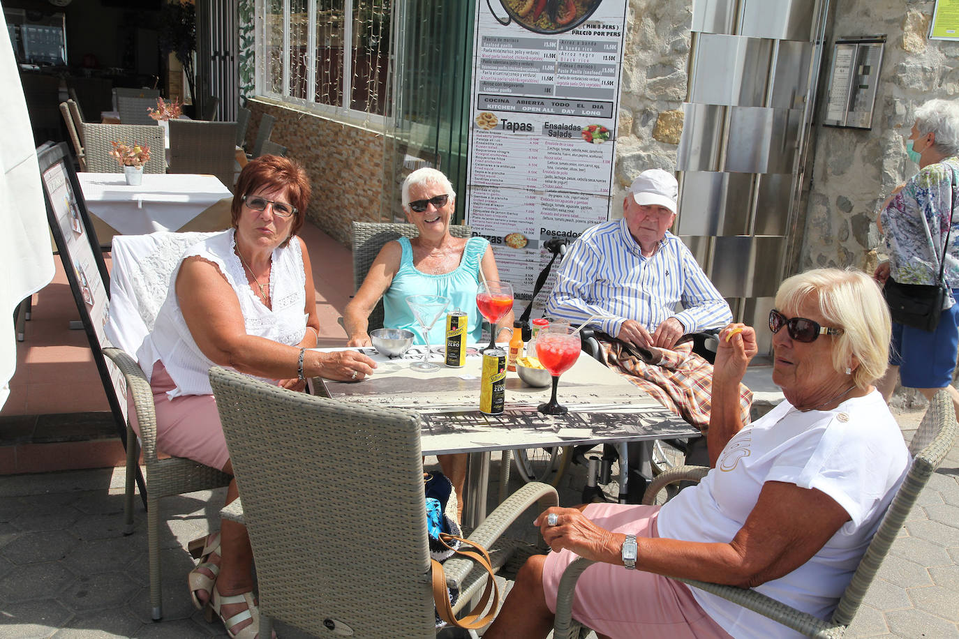 Fotos: Los turistas empiezan a desembar en la costa valenciana