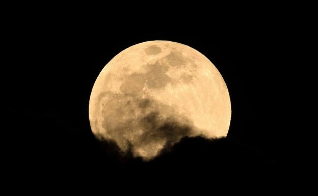 La Superluna de mayo recorre el mundo: las espectaculares fotos de la luna llena roja