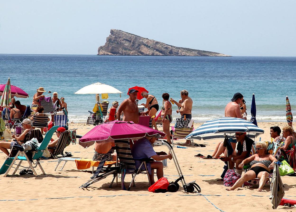 Decenas de personas disfrutaron el martes de un día soleado en la playa de Levante, en el litoral de Benidorm. 