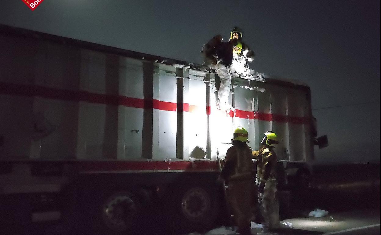 Los bomberos, durante las tareas de extinción del incendio en Villena. 