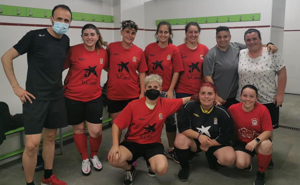 Integrantes del equipo de fútbol femenino de Villalonga. 