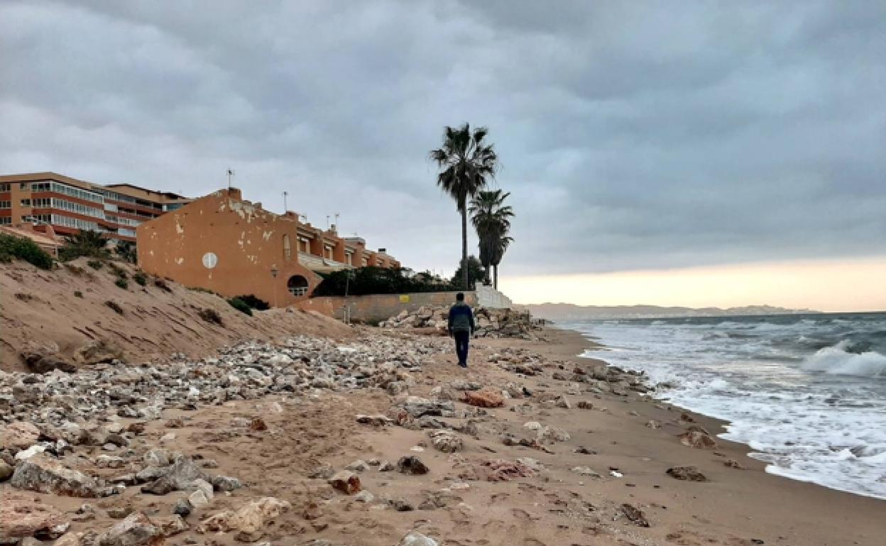 Tramo de la playa de La Goleta de Tavernes donde se acumulan las rocas y que se retirarán antes del verano. 