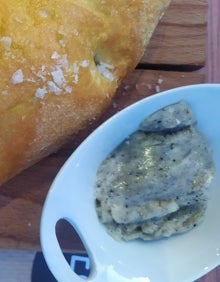 Imagen secundaria 2 - Arriba, croqueta morellana. Abajo, ensaladilla verde y pan con aceite y sal acompañado de mantequilla de trufa. 