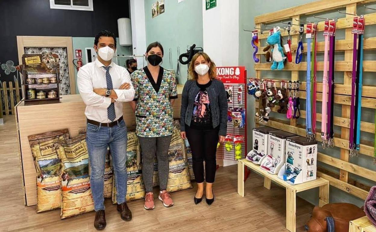 El alcalde, Juan Antonio Sagredo, y la concejala, Merche Navarro, visitan un nuevo comercio. 