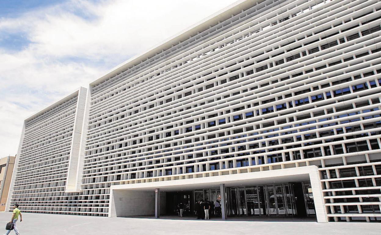 Escuela Técnica Superior de Ingenieros de Telecomunicación y el Centro de Lenguas de la Universitat Politècnica de València. 