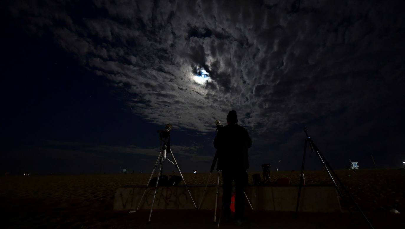 Durante el eclipse, la luna llena ha atravesado la sombra de la Tierra