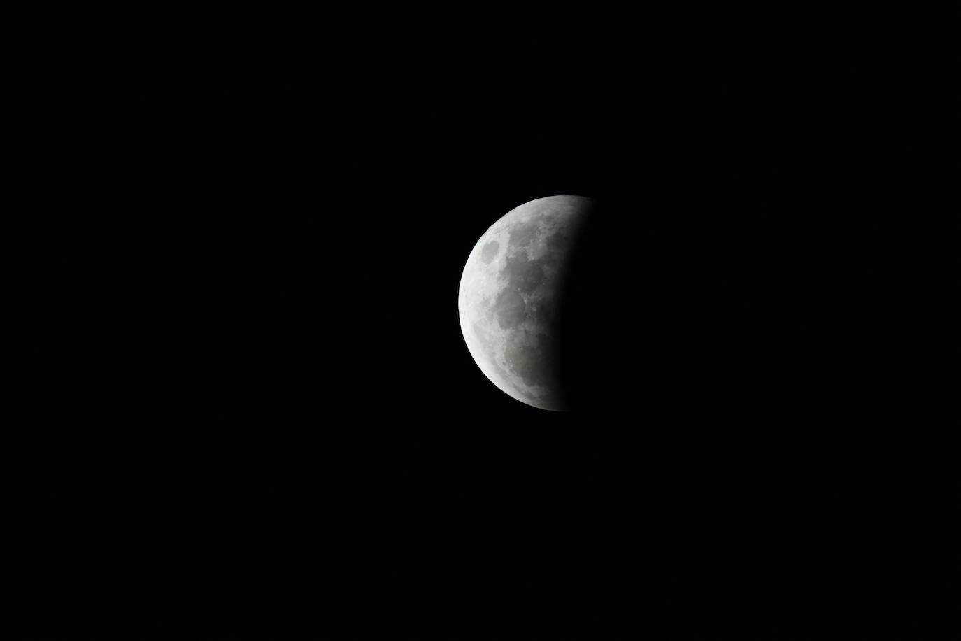 Durante el eclipse, la luna llena ha atravesado la sombra de la Tierra