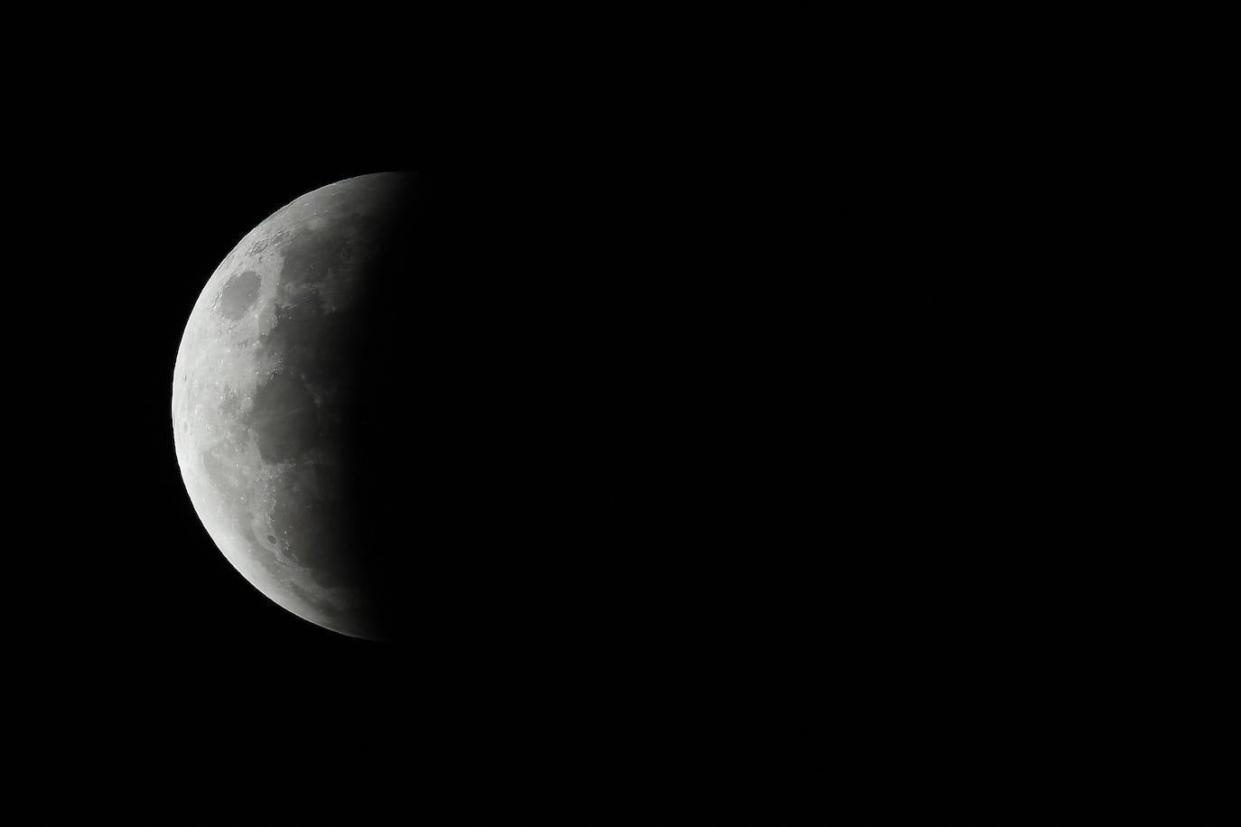 Durante el eclipse, la luna llena ha atravesado la sombra de la Tierra