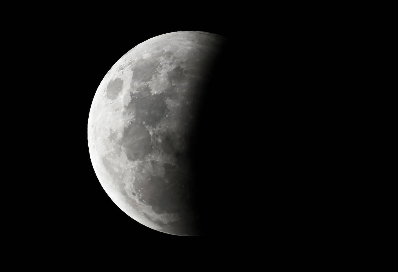 Durante el eclipse, la luna llena ha atravesado la sombra de la Tierra