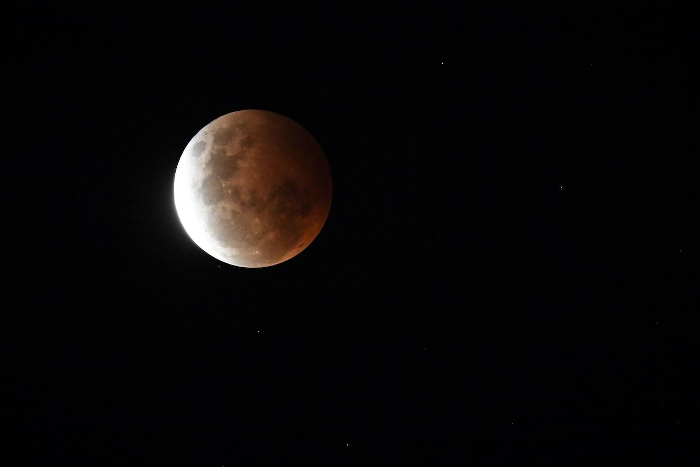 Durante el eclipse, la luna llena ha atravesado la sombra de la Tierra