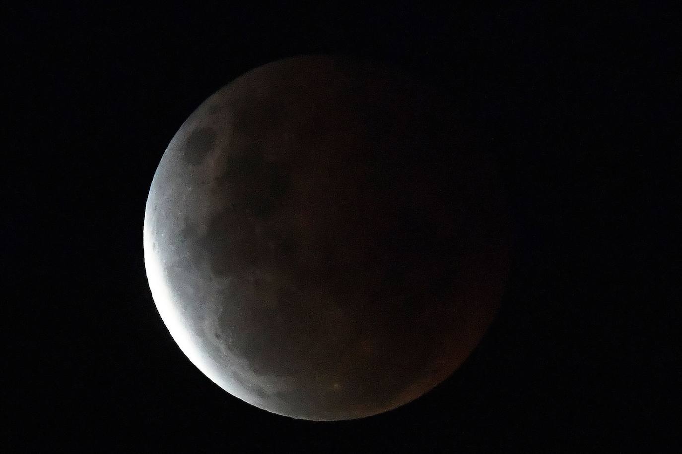 Durante el eclipse, la luna llena ha atravesado la sombra de la Tierra