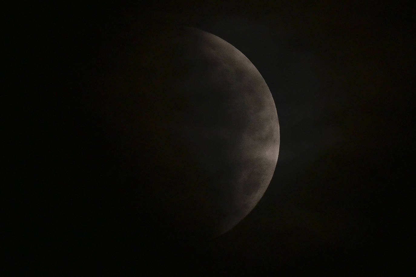 Durante el eclipse, la luna llena ha atravesado la sombra de la Tierra