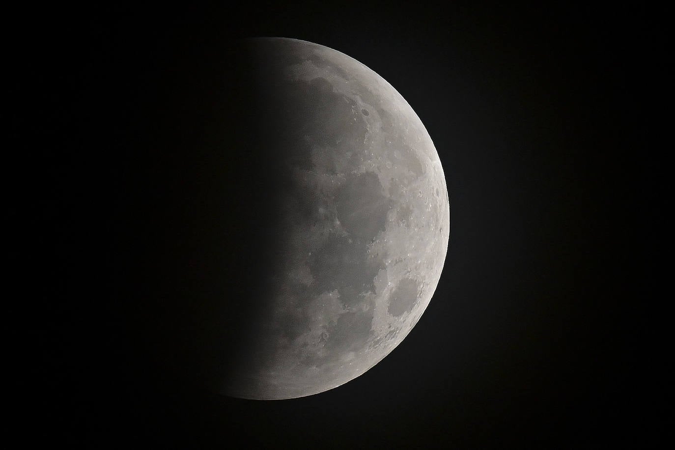 Durante el eclipse, la luna llena ha atravesado la sombra de la Tierra