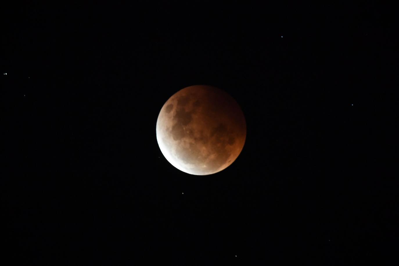 Durante el eclipse, la luna llena ha atravesado la sombra de la Tierra