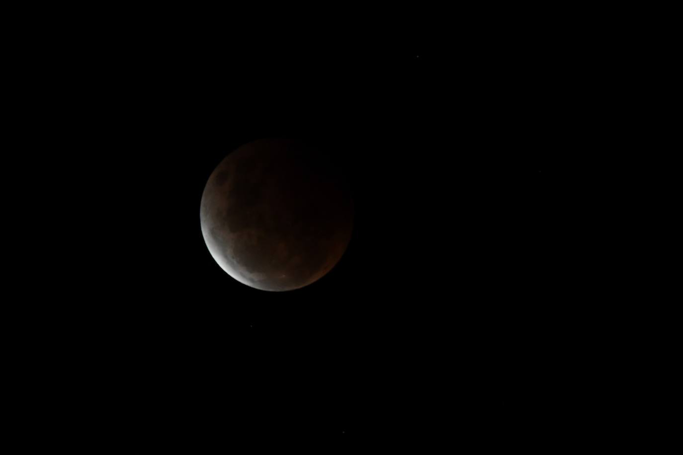 Durante el eclipse, la luna llena ha atravesado la sombra de la Tierra