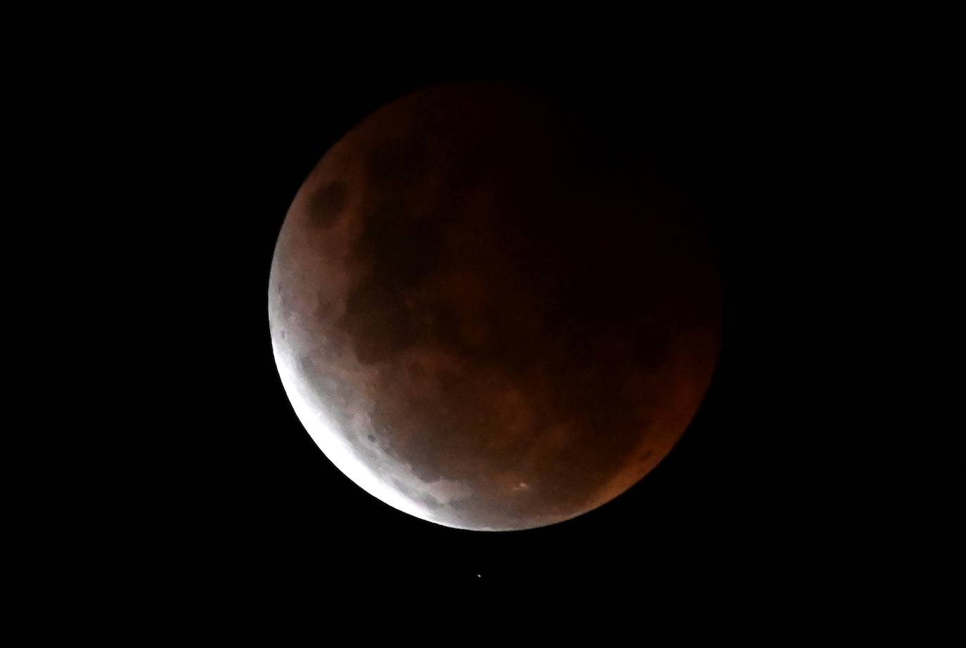 Durante el eclipse, la luna llena ha atravesado la sombra de la Tierra