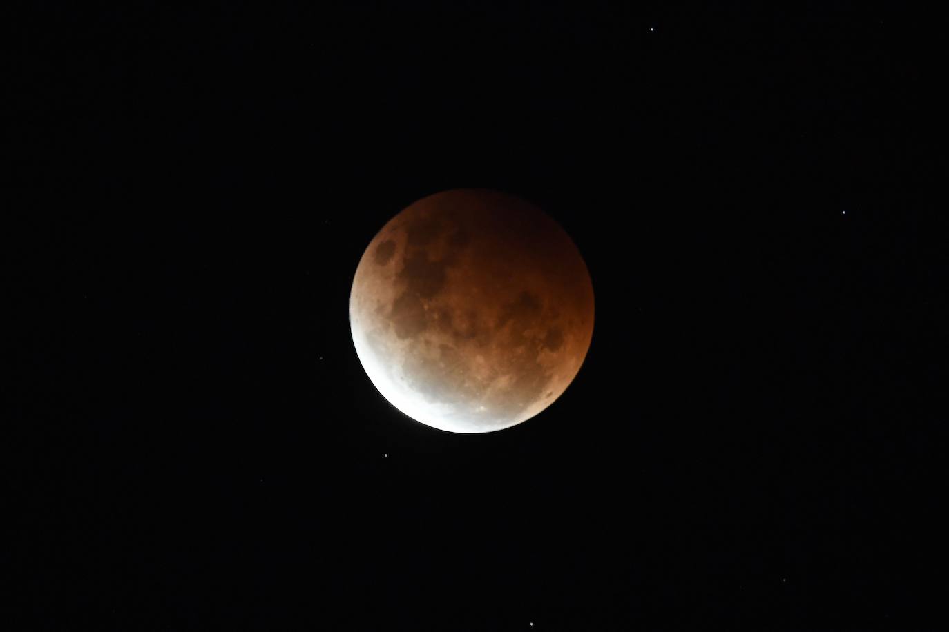 Durante el eclipse, la luna llena ha atravesado la sombra de la Tierra