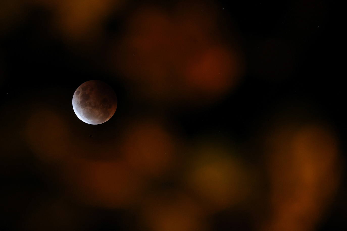 Durante el eclipse, la luna llena ha atravesado la sombra de la Tierra