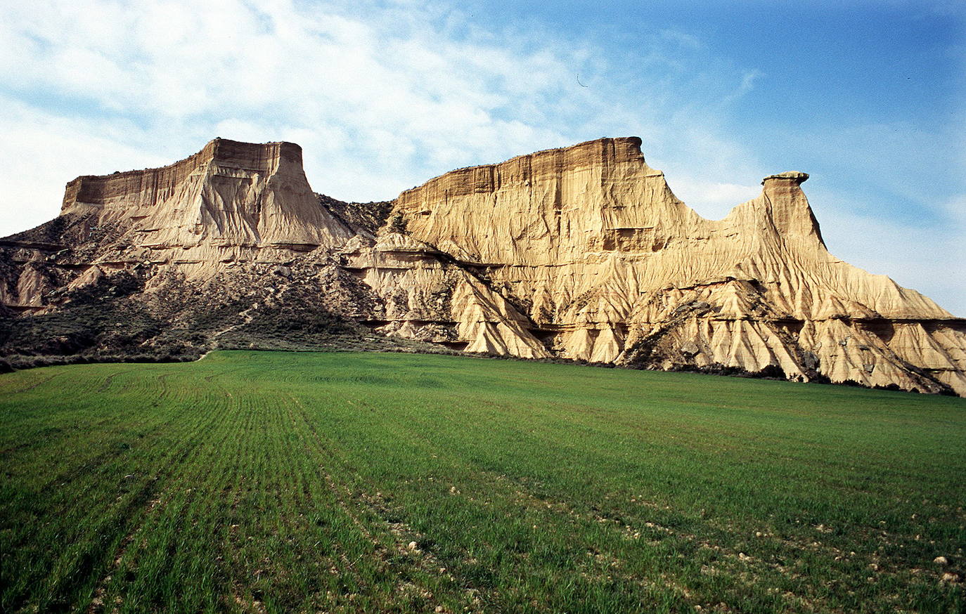 BÁRDENAS REALES (NAVARRA) | Constituyen un paraje semidesértico de 41.845 hectáreas que se extiende por el sureste de la comunidad autónoma de Navarra y parte de la de Aragón, donde ocupa territorio de los municipios de Sádaba, Tauste y Ejea de los Caballeros.​ El visitante se quedará boquiabierto con las caprichosas formas que han dejado allí la erosión del agua y el viento. Fueron declaradas como Reserva de la Biosfera en el año 2000 y su territorio coincide con el del Parque Natural.