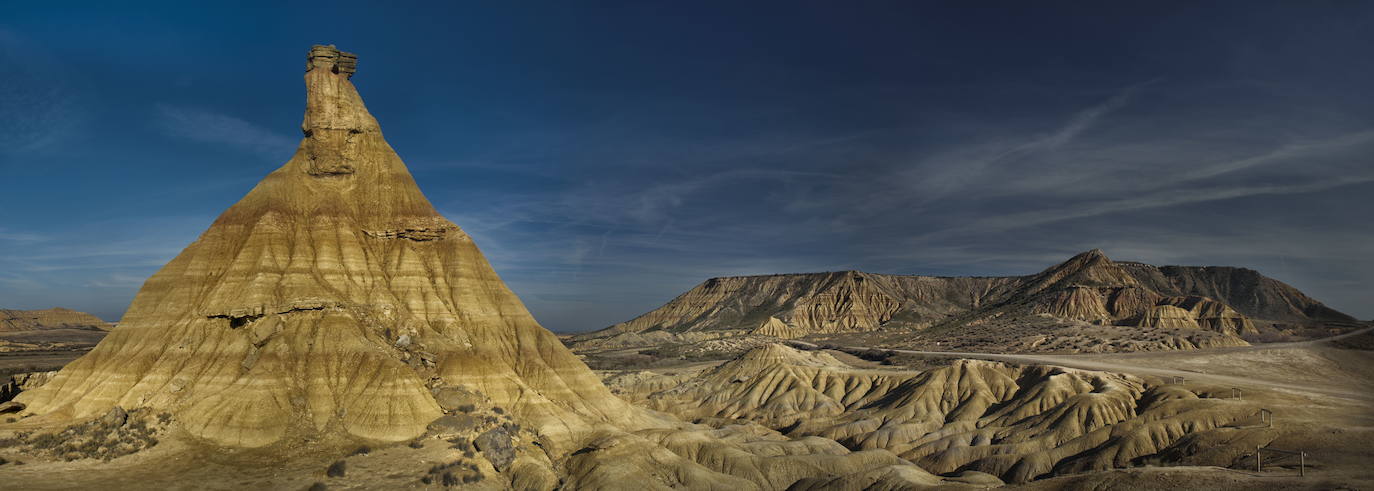 BÁRDENAS REALES (NAVARRA) | Constituyen un paraje semidesértico de 41.845 hectáreas que se extiende por el sureste de la comunidad autónoma de Navarra y parte de la de Aragón, donde ocupa territorio de los municipios de Sádaba, Tauste y Ejea de los Caballeros.​ El visitante se quedará boquiabierto con las caprichosas formas que han dejado allí la erosión del agua y el viento. Fueron declaradas como Reserva de la Biosfera en el año 2000 y su territorio coincide con el del Parque Natural.