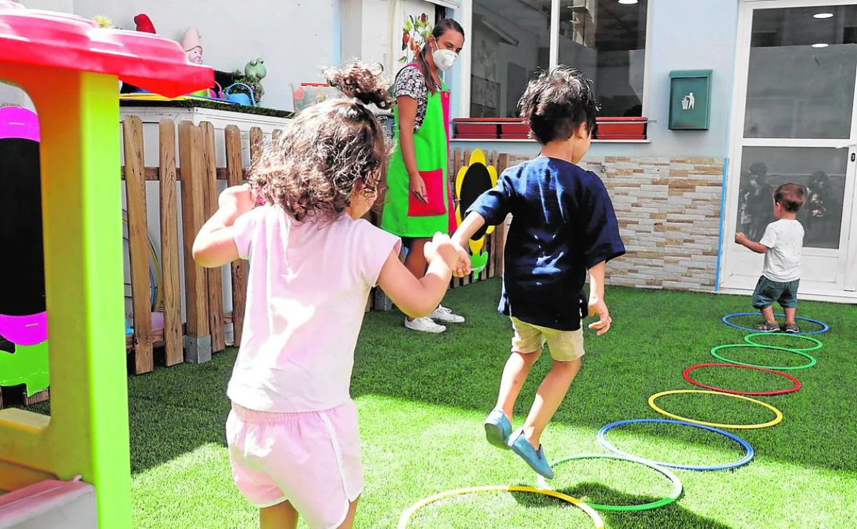 Niños en una escuela infantil de Torrent el primer día del curso. 