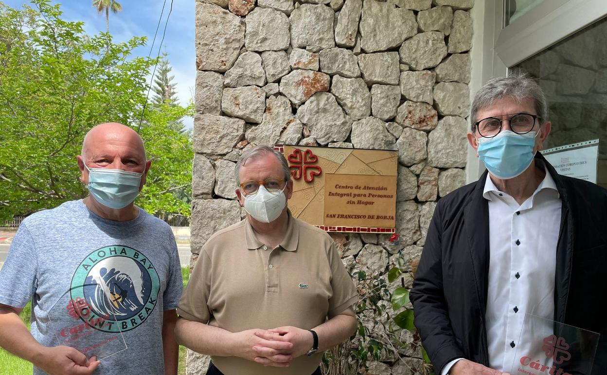 En el centro, el director de Cáritas Gandia, junto a Mendieta y Cuesta. 