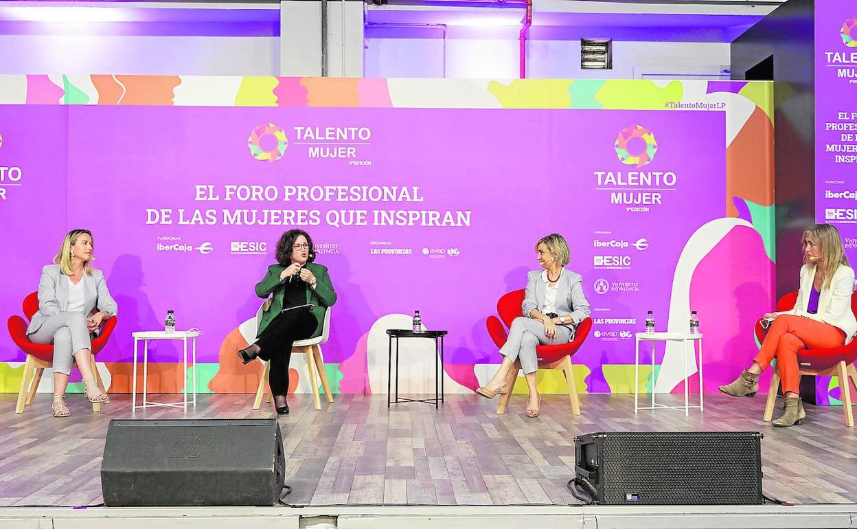 Cómo ser líderes. Amaya Fernández (izq), Isabel Domingo, de moderadora, Teresa Fernández y Belén Macías.