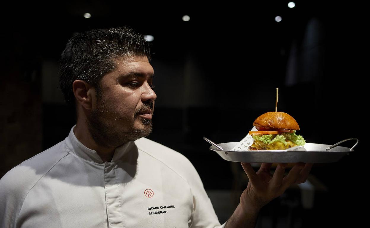 Josevi Jorge, responsable de I+D de Camarena, con la hamburguesa que sirven en Canalla.