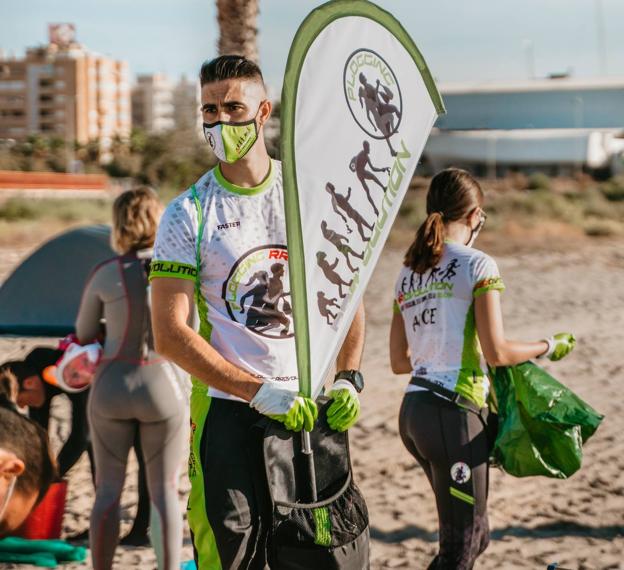 David de Castro durante una de las sesiones de 'plogging' en la playa.