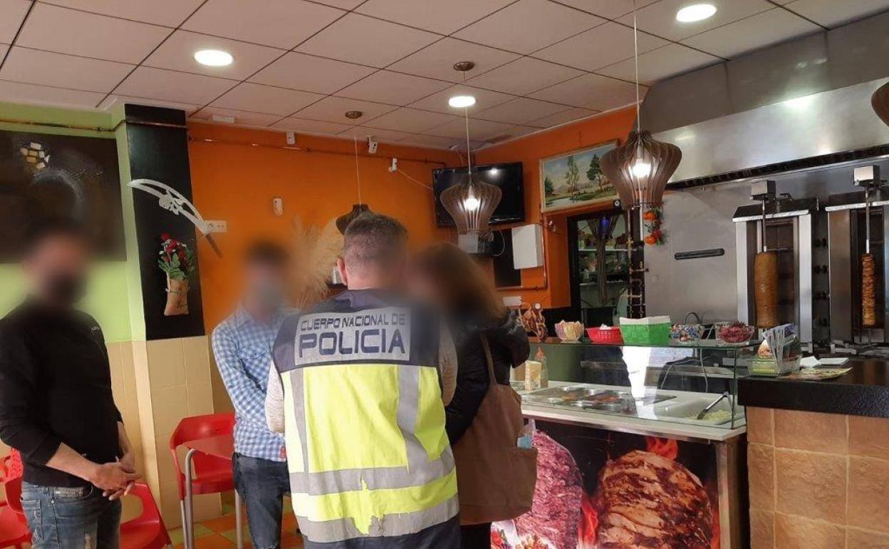 Inspección de trabajo en uno de los locales de los detenidos. 