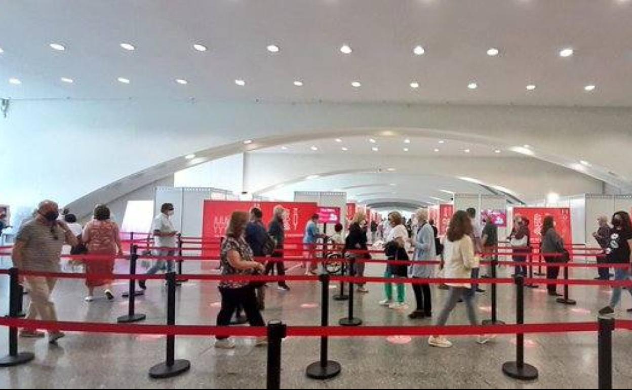 Instalaciones habilitadas en la Ciudad de las Artes y las Ciencias de Valencia como punto de vacunación masiva.