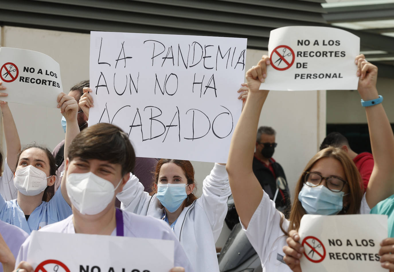 Cientos de sanitarios han protestado este jueves a las puertas de los principales hospitales de la Comunitat por la decisión de la Conselleria de Sanidad de prescindir de más de 3.000 de los 9.300 refuerzos contratados para hacer frente a la pandemia. El próximo 31 de mayo expiran los contratos de todos ellos y el departamento liderado por Ana Barceló ha optado por renovar a dos tercios de esta plantilla.