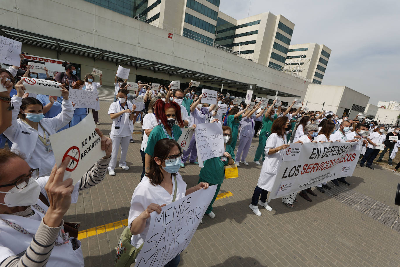 Cientos de sanitarios han protestado este jueves a las puertas de los principales hospitales de la Comunitat por la decisión de la Conselleria de Sanidad de prescindir de más de 3.000 de los 9.300 refuerzos contratados para hacer frente a la pandemia. El próximo 31 de mayo expiran los contratos de todos ellos y el departamento liderado por Ana Barceló ha optado por renovar a dos tercios de esta plantilla.