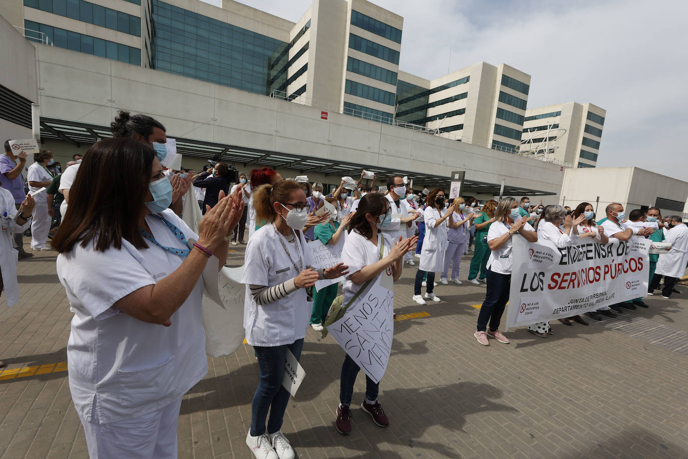 Cientos de sanitarios han protestado este jueves a las puertas de los principales hospitales de la Comunitat por la decisión de la Conselleria de Sanidad de prescindir de más de 3.000 de los 9.300 refuerzos contratados para hacer frente a la pandemia. El próximo 31 de mayo expiran los contratos de todos ellos y el departamento liderado por Ana Barceló ha optado por renovar a dos tercios de esta plantilla.