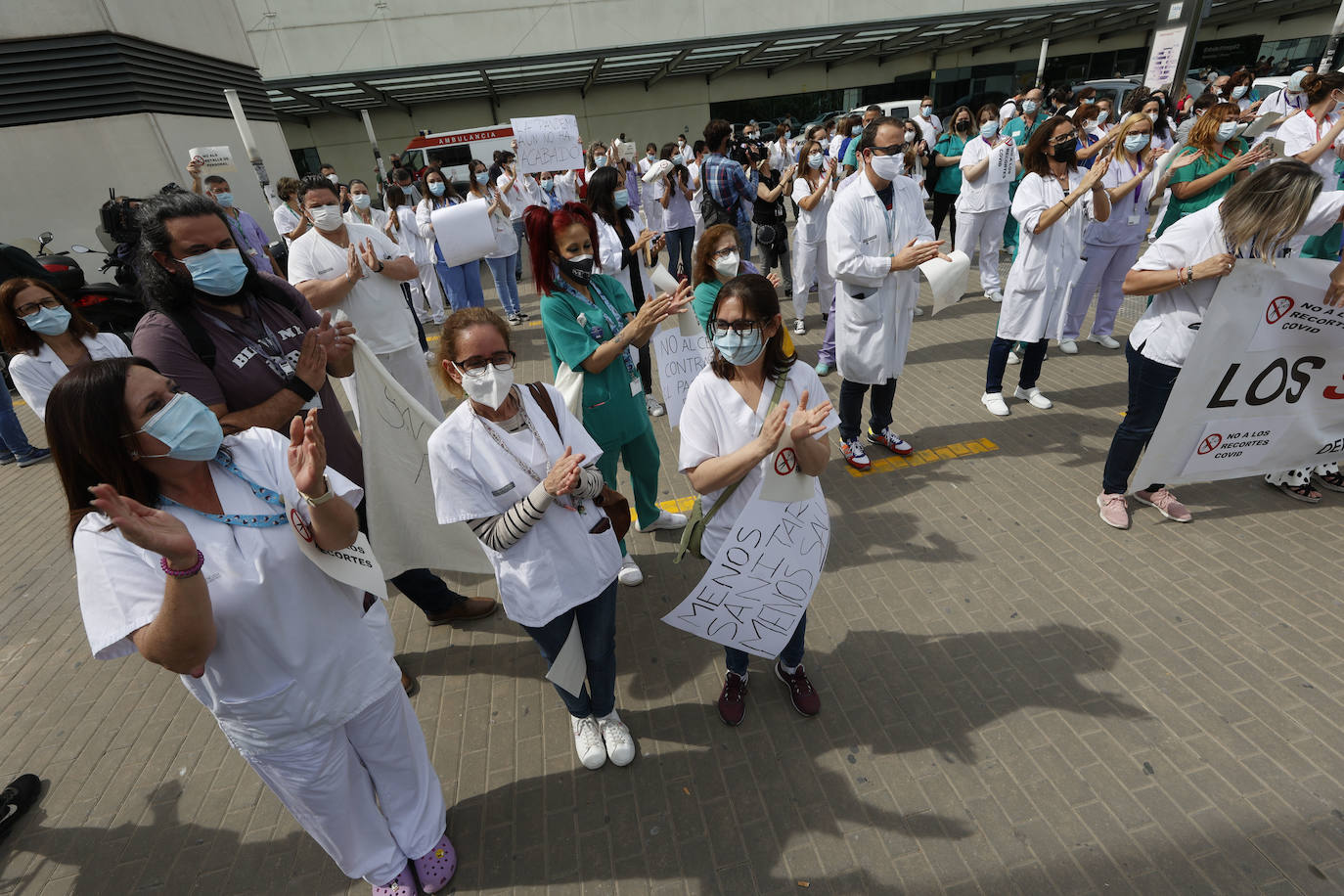 Cientos de sanitarios han protestado este jueves a las puertas de los principales hospitales de la Comunitat por la decisión de la Conselleria de Sanidad de prescindir de más de 3.000 de los 9.300 refuerzos contratados para hacer frente a la pandemia. El próximo 31 de mayo expiran los contratos de todos ellos y el departamento liderado por Ana Barceló ha optado por renovar a dos tercios de esta plantilla.